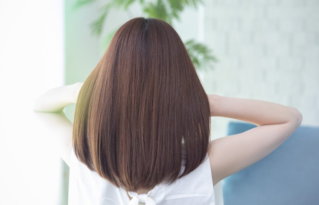 ロングヘア女性の後ろ画像