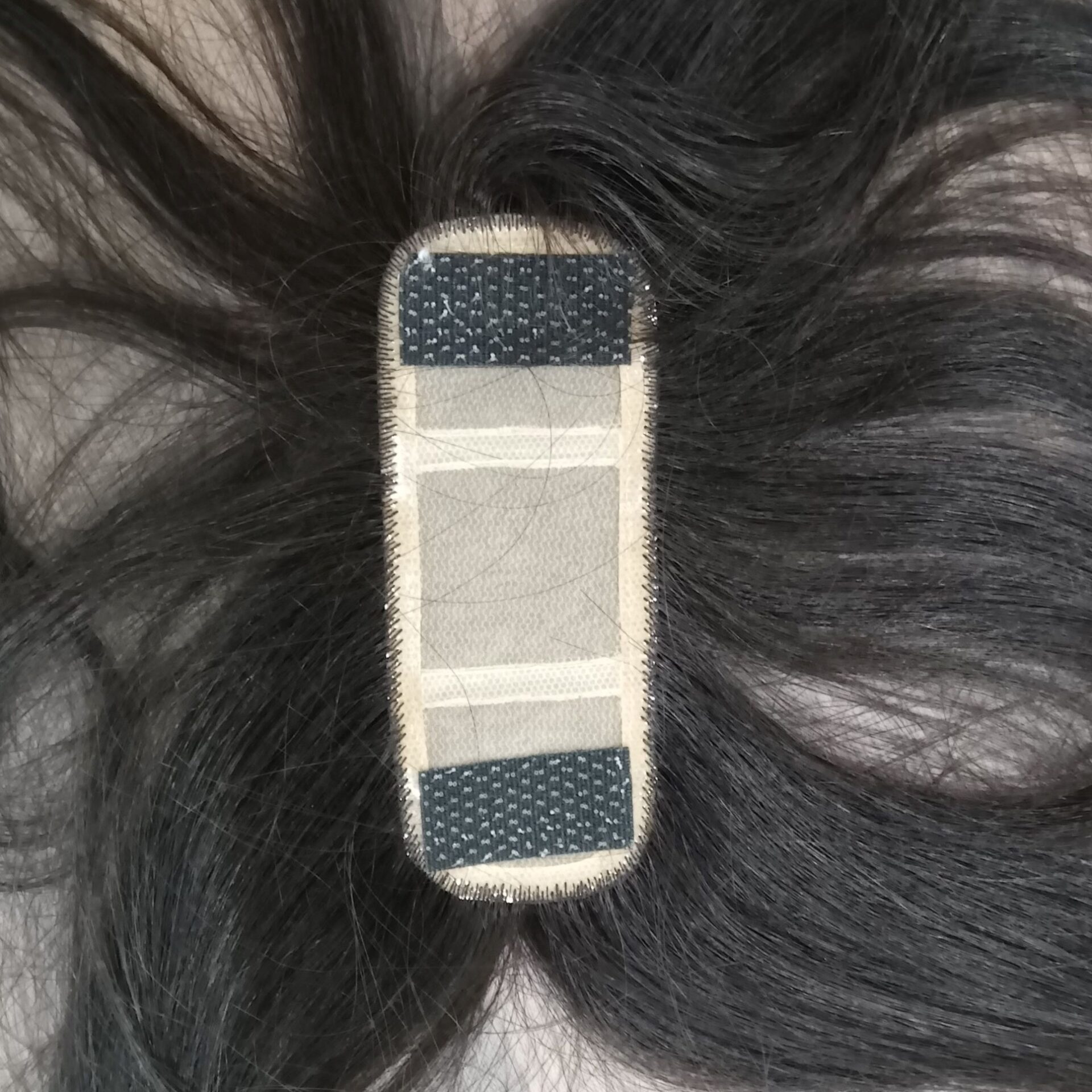 ウィッグ用マジックテープを取り付けた写真