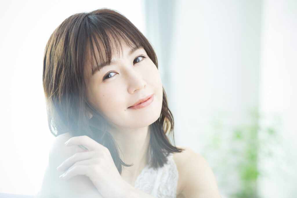微笑む女性の画像